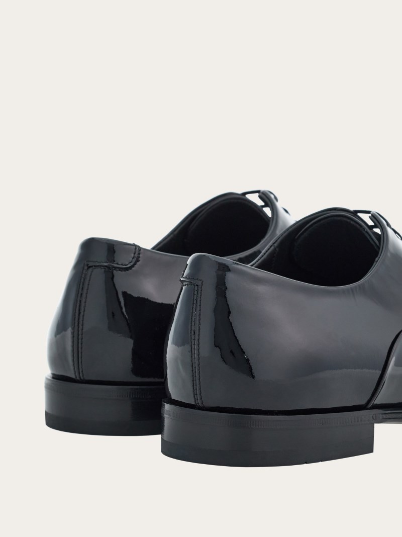 Ferragamo | Men's Oxford With Wave Detail - Black