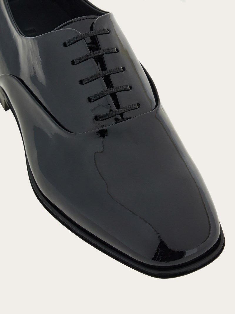 Ferragamo | Men's Oxford With Wave Detail - Black